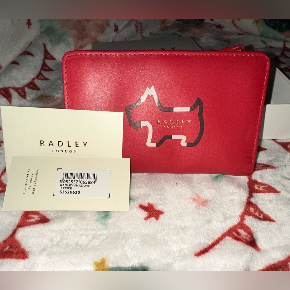 Great for a Gift 🎁 Radley London Red Wallet w/ Dog on it. NWT & comes w/ box.